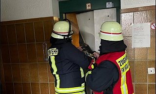 Nur mit roher Gewalt ließ sich die Fahrstuhltür in Höxter öffnen, um zu der erkrankten Person dahinter vorzudringen. - Feuerwehr Höxter