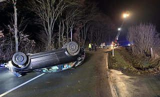 Der Audi blieb mitten auf der Fahrbahn auf dem Dach liegen. - FFW Warburg