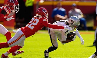 Die Defensive der Kansas City Chiefs (li. Trent McDuffie) ließ keinen einzigen Punkt der Las Vegas Raiders zu. - Charlie Riedel/AP/dpa
