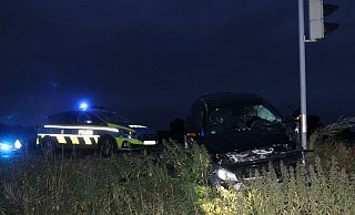 Nach der Kollision mit dem Lastwagen wurde der Mercedes gegen einen Ampelmasten geschleudert. - Polizei Minden-Lübbecke