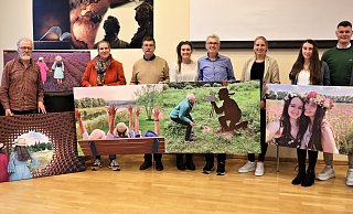 LGS- Geschäftsführerin Claudia Koch (v. l.), Gerhard Henkelüdeke, Julia Gogrewe und Dardo Franke, Janina Müller, Hans-Hermann Behr, Leonie Koch, Antonia Wigand, Jakob Ostermann sowie VHS-Leiter Rainer Schwiete mit den fünf Siegerbildern. - Simone Flörke
