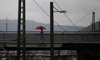 Auch in den kommenden Tagen sollte man die Regenjacke oder den Regenschirm griffbereit haben. - Marijan Murat/dpa