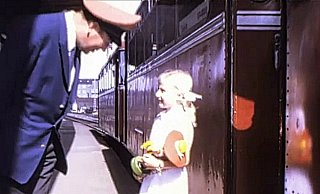 Die kleine Alexandra kommt mit ihrem Jubelhennes im Arm am Paderborner Hauptbahnhof an, um das Libori-Fest zu besuchen. - Film: Paul-Günter Schmidt/Screenshots: NW