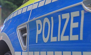 Die Polizei bittet um Hinweise zu einem Kleinwagen und seinem Fahrer. - Symbolbild David Schellenberg