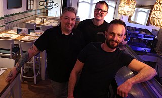 Betreiber Eduardo Fernández-Terrones (v. l.) mit seinen Mitarbeitern Max Sommer und Mahmoud Hawar im Málaga an der Kisau in Paderborn. - Holger Kosbab