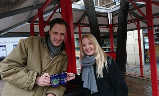 Die NW-Redakteure Christian Lund und Ariane Mönikes (v.l.) haben schon einmal am Vormittag den Weihnachtsmarkt erkundet. - Talin Dilsizyan