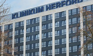 Im Klinikum Herford werden Prämien für Mitarbeiter ausgelobt, die Ärzte, Pflegekräfte und Hebammen aus. - Frank-Michael Kiel-Steinkamp