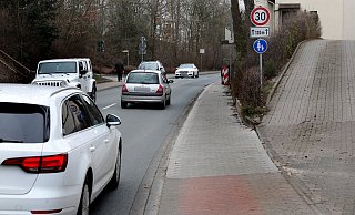 Das rote Pflaster des Radweges an der Herforder Straße in Schweicheln zwischen Bahnunterführung und Jet-Tankstelle wurde durch graue Steine ersetzt. - Frank-Michael Kiel-Steinkamp