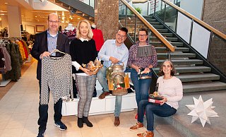 Abwechslungsreiches Wochenende: Christian Huber (Werbering Bad Driburg; v. l.), Anne Goeken-Schmidt (Goeken backen), Daniel Winkler (Bad Driburger Touristik), Ulrike Middeke (Ausstellerin Kunstmarkt) und Melanie Humborg (Inner-Wheel-Club). - Bad Driburger Touristik GmbH Abwechslungsreiches Wochenende: Christian Huber (Werbering Bad Driburg; v. l.), Anne Goeken-Schmidt (Goeken backen), Daniel Winkler (Bad Driburger Touristik), Ulrike Middeke (Ausstellerin Kunstmarkt) und Melanie Humborg (Inner-Wheel-Club). - Bad Driburger Touristik GmbH