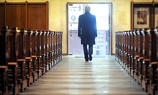 Ein Mann verlässt eine Kirche - für immer? (Symbolbild) - dpa / picture alliance