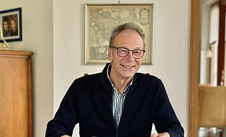 Ulrich Ewering beschäftigt sich seit seiner Jugend mit Politik. Seit 1970 SPD-Mitglied, seit 1977 sitzt er im Hiddenhausen Rat und seit 1989 ist der Fraktiosvorsitzender. Mit Ende der jetzigen Wahlperiode hört er auf. Seine letzte Ratssitzung wird im September sein. - Alexander Jenniches