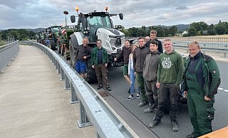 Viele Bauern aus Borgholzhausen und Halle blockierten am Donnerstagabend die Autobahnbrücken über der A33. - Anke Schneider