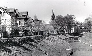 Flusslauf ohne Brücke: Die Werre am Lübbertorwall blieb zwischen 1946 und 1970 ohne Verbindung zum gegenüber liegenden Ufer. - Foto: Sammlung Geschichtsverein