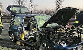 Bei einem Unfall auf der A44 am Sonntagmorgen im Kreis Paderborn wurden zwei Personen verletzt. - Feuerwehr Bad Wünnenberg