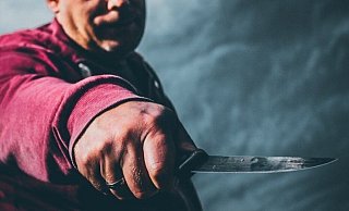 Mit einem Küchenmesser (Symbolbild) verletzte der 22-Jährige sein Gegenüber schwer. - Symbolbild Pixabay