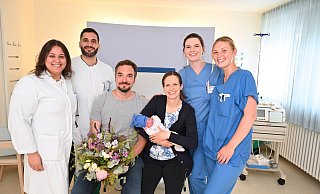 Luca Emanuel mit Mutter Saskia und Vater Tim – Ärztin Aylin Yalcin, Oberarzt Ali Alhamwi, Hebamme Sina Wittenbrink und Pflegerin Amelie Paulfeuerborn (v.l.) gratulieren.??Foto: VBS - rw-system