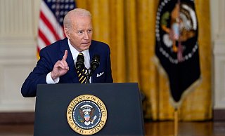 US-Präsident Joe Biden spricht während einer Pressekonferenz im East Room des Weißen Hauses. - Foto: Susan Walsh/AP/dpa