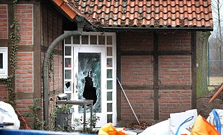 Die Spuren des Einbruchsversuch: Die Glaselemente der Eingangstür sind eingeschlagen. In das ehemalige Restaurant "Fachwerk" am Postdamm in Gütersloh ist am späten Montagabend eingebrochen worden. Am Tatort wurden Blutspuren des mutmaßlichen Täters gefunden. - Andreas Frücht