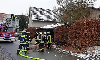 Die Feuerwehr löscht den Brand in dem Anbau. - Feuerwehr Bad Wünnenberg