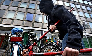 Ein Dieb stiehlt ein Fahrrad. Im vergangenen Jahr ist das im Kreis Paderborn wieder häufiger passiert. - Andreas Frücht (Symbolbild)
