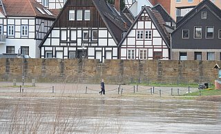 Die Regenfälle der vergangenen Tage haben den Wasserstand der Weser ansteigen lassen. In Minden rauscht das Weserwasser durch - nur knapp unterhalb der Schlagde und der Stadtmauer in Höhe der Fischerstadt. Menschen spazieren trotzdem unweit des Wassers. - Joern Spreen-Ledebur