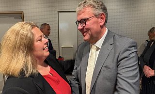 Verliererin Ilka Kottmann (SPD) gratuliert dem neuen Landrat Meinolf Haase (CDU). - Martin Hostert