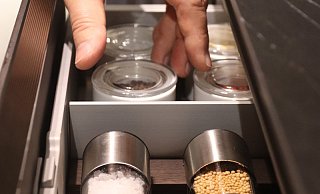 Die grifflose Küche: Der Eingriff unter der Küchenplatte ist mit warmem Licht beleuchtet. - Ulf Hanke