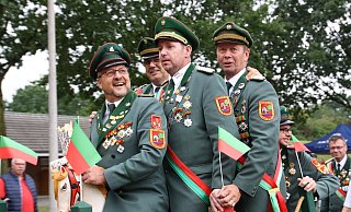 Auf dem Karussellpferdchen zur Proklamation: Die Mitglieder des Heimatvereins jubeln (v.l.) ihrem neuen König Dieter Gees, Oberst Robert Bolte, Vorjahreskönig Frank Hovemann und Oberst Edmund Petermeyer zu. - Regina Brucksch