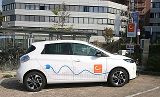 Ein E-Auto von Cambio wartet an der Station in Bethel auf seinen Einsatz. Alle Autos werden derzeit besonders gereinigt. - Cambio