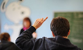 Unterricht in einer Privatschule: Immer mehr Eltern wählen private Ersatzschulen für ihre Kinder. - picture alliance Unterricht in einer Privatschule: Immer mehr Eltern wählen private Ersatzschulen für ihre Kinder. - picture alliance