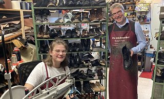 Schuhmachermeister Rüdiger Plohr mit Orthopädie-Schuhmachermeisterin Natalie Standare. - Matthias Bungeroth