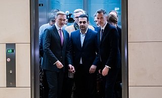 Im Fahrstuhl nach unten: Christian Lindner (FDP, von links), Bijan Djir-Sarai und Christian Dürr. - Christoph Soeder/dpa