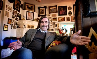„Ich bin im Laufe der Jahre ruhiger geworden", sagt Norbert Morkes von sich selbst. Und wohl auch fröhlicher. Mussten Pressefotografen ihn früher noch überreden, lächelnd in die Kamera zu schauen, macht er es heute von alleine. Hier in seinem Sessel im Wohnzimmer vor dem großen Kachelofen. - Andreas Frücht