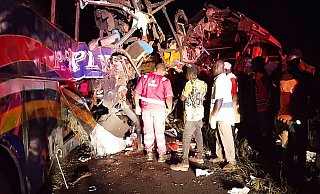 Die Fahrzeuge wurden schwer beschädigt. - Uncredited/Uganda Red Cross/AP/dpa