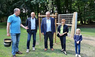 Rainer Frilling (v. l.) vom Verein "Damwildgehege Oeynhauseer Schweiz", Dirk Henschel (Leiter Eigenbetrieb Staatsbad), Bürgermeister Achim Wilmsmeier, Katrin Kischkel vom Zaunteam Kischkel und ein junge Fan des Wildtiergeheges. - Stadt Bad Oeynhausen