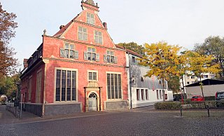 Das Frühherrenhaus an der Petersilienstraße / Ecke Frühherrenstraße in frischem Rot. - Frank-Michael Kiel-Steinkamp