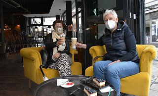 Heike Satzky (l.) und Maria Bökmann belohnen sich nach getaner Arbeit mit einem Feierabend-Kaffee und einen Stück Kuchen im CofeeIn. - Julia Stratmann