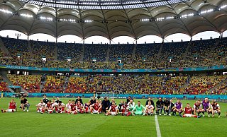 Noch lange nach Spielende genossen die Österreicher den Einzug ins EM-Achtelfinale. - Marko Djurica/Reuters Pool/AP/dpa