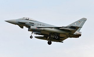 Weitere Eurofighter (Foto) neben F-18 sollen den Tornado künftig ersetzen. Der Tornado soll spätestens 2030 seinen Dienst einstellen. - picture alliance / Jens Niering