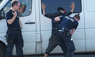 Am Nachmittag fassten die Drogenfahnder zwei polizeibekannte Dealer, am Abend radelte ihnen noch ein dritter in die Arme. - Symbolfoto: Christian Geisler