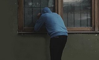 Der oder die Täter sollen unter anderem in Fenster hineingespäht haben (Symbolfoto). - Pixabay