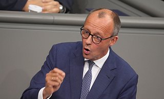 Oppositionsführer und Unions-Kanzlerkandidat Merz setzt in seiner Rede im Bundestag auf Attacke. - Kay Nietfeld/dpa