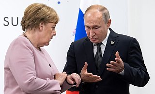 Bundeskanzlerin Angela Merkel und Kremlchef Wladimir Putin bei einem Treffen im Juni 2019. - Foto: Bernd von Jutrczenka/dpa/Archiv