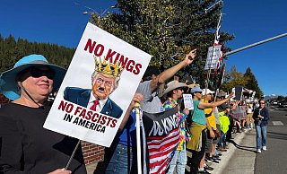 Auch in Truckee in Kalifornien gab es unter dem Motto «No Kings» Proteste gegen Präsident Trumps Politik. - Barbara Munker/dpa