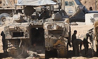 Israelische Soldaten an der Grenze zum Gazastreifen. (Archivbild) - Ariel Schalit/AP/dpa