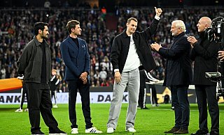 Rudi Völler (2. von rechts) kann die Diskussion um eine Rückkehr von Manuel Neuer (Mitte) verstehen. - Tom Weller/dpa