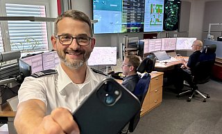 Jens Janzen leitet die Rettungsleitstelle des Kreises Paderborn. Per Smartphone können Ersthelfer nun Informationen von Unglücksorten live übermitteln. Im Hintergrund die Leitstellenmitarbeiter Michael Reitz und Christoph Hüttenschmidt (r.). - Jens Reddeker