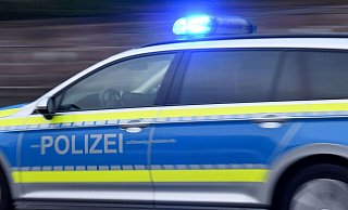 Ein Streifenwagen fährt mit eingeschaltetem Blaulicht. - Carsten Rehder/dpa/Symbolbild