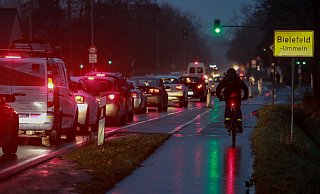 Berufsverkehr: Fast täglich kommt es auf der B 61 in Ummeln zu langen Staus. - Andreas Zobe