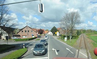 In zwei Bauabschnitten wird die B 65 in Bad Essen-Wehrendorf saniert. Ab Donnerstag ist die Fahrbahn ab dem Bahnübergang gesperrt. - Joern Spreen-Ledebur
